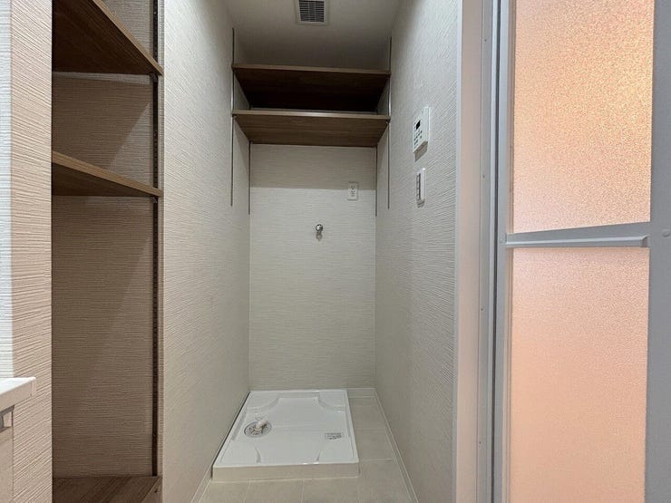 洗濯機上と横に便利な収納棚を完備。洗剤やタオルがサッと手に取れて家事効率もアップ!