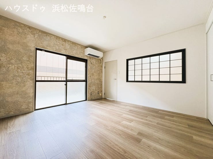〈リフォーム済〉リビング隣洋室8帖、クロス、床、建具リフォーム済!エアコンは全入居者残置物のため使用できますが、設備保証対象外となります。