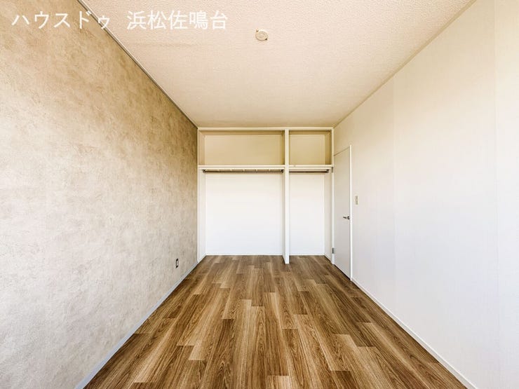 〈リフォーム済〉洋室7.6帖全景。