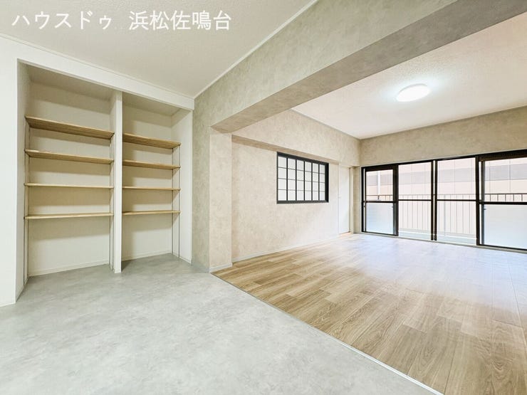〈リフォーム済〉ダイニングとリビングの境目付近。床材を変えることで空間にメリハリができ、雰囲気の違う家具を置くこともOKです♪