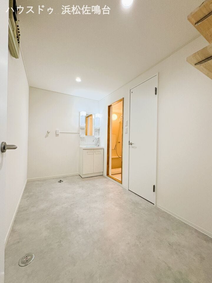 〈リフォーム済〉洗面脱衣所全景。マンションではここが狭い物件も多いのですが、本物件では広めの空間となっています。