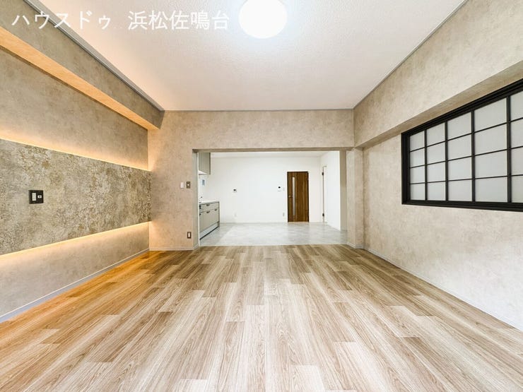 〈リフォーム済〉LDK別角度。
