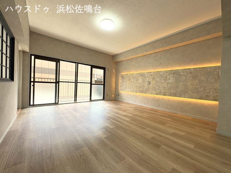 〈リフォーム済〉LDK別角度。