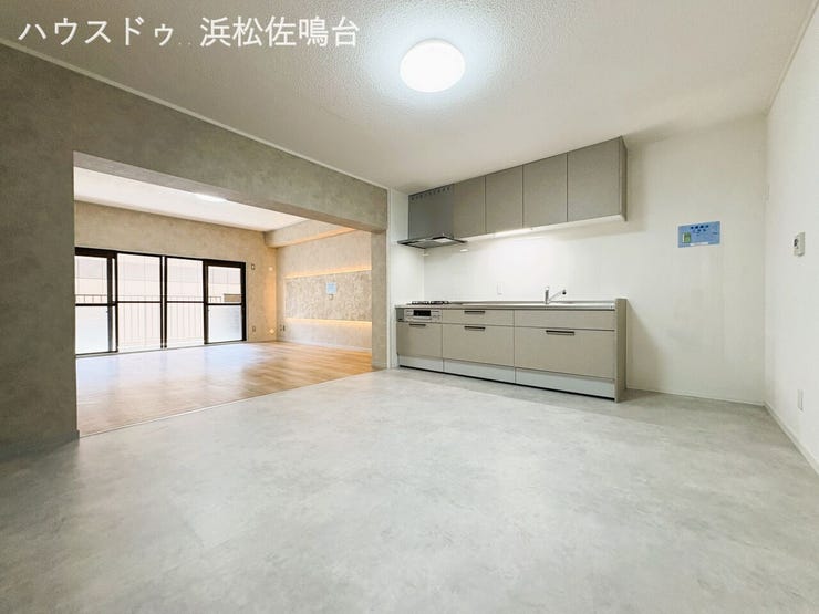 〈リフォーム済〉ダイニングキッチン全景。冷蔵庫置き場にもゆとりがあるダイニング。