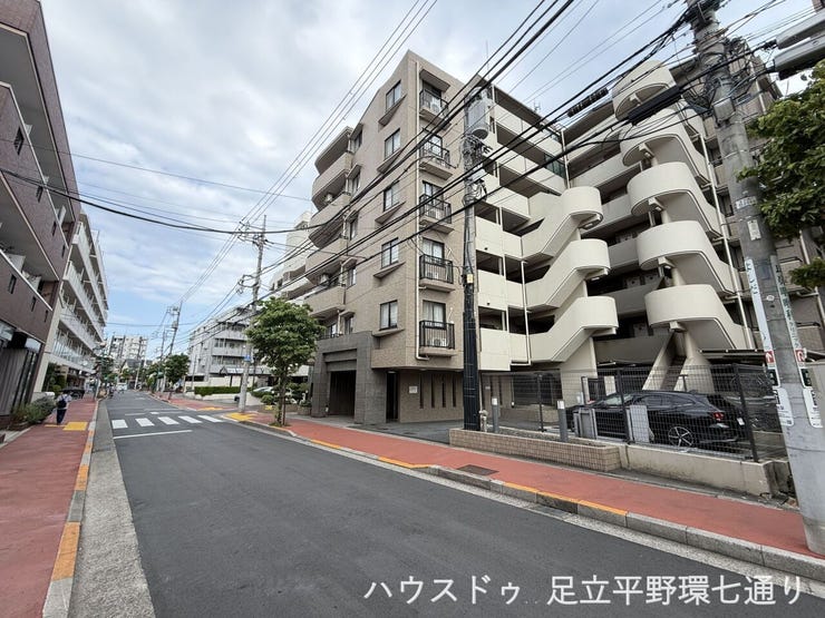 周辺にはマンションや住宅が並び、街並みに調和した外観です。