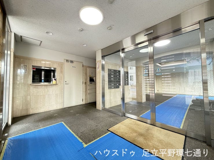 明るくゆとりのあるエントランスホールが、住まう方を迎えます。