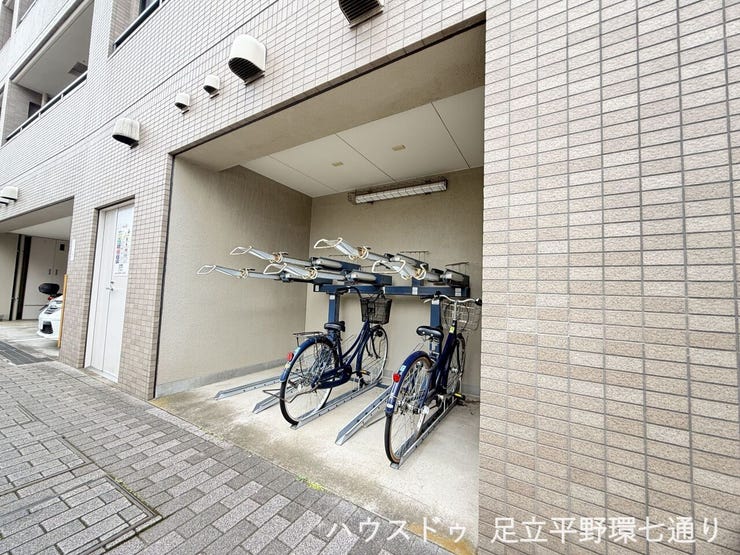 屋根のある駐輪スペースで、自転車を雨や日差しから守りやすい環境です。