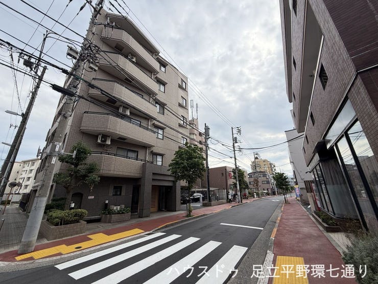 歩道が整備された前面道路で、徒歩での移動もしやすい住環境です。