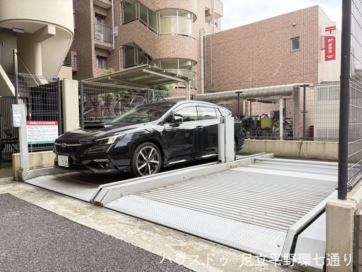 敷地内に機械式駐車場を備え、車をお持ちの方にも便利です。