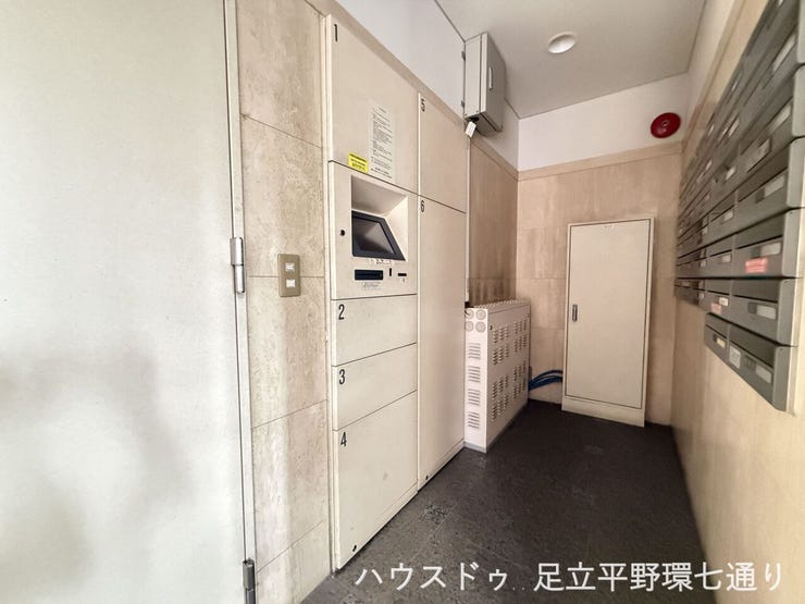 不在時の荷物受け取りに役立つ宅配ボックスを設置しています。