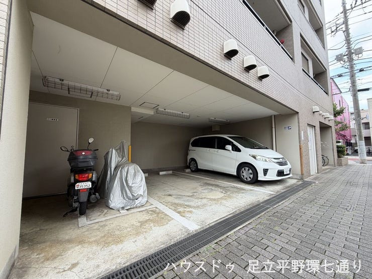建物内に屋根付き駐車スペースがあり、雨の日の乗り降りにも便利です。