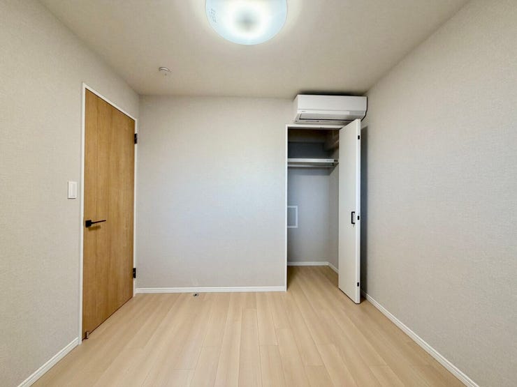 〈4.5帖〉ハンガーパイプ付きの収納は、「たたまない収納」を実践し、効率よく衣類を収納することができます♪