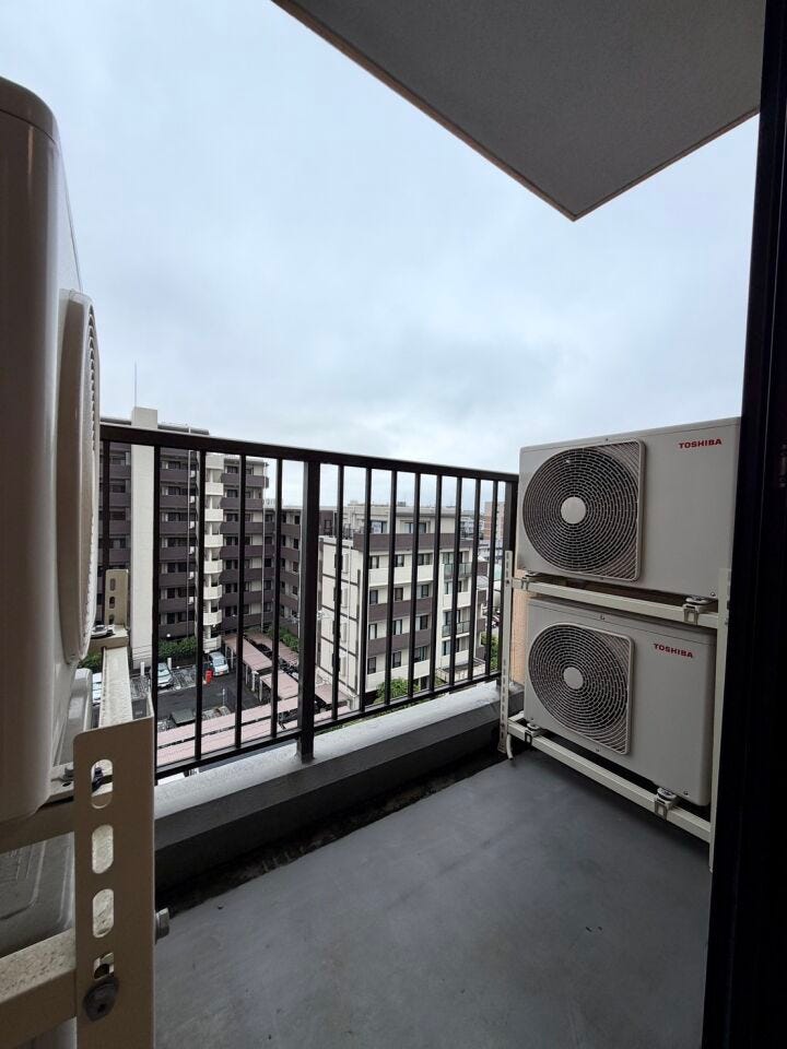 〈5.0帖前〉室外機4機を置いているので、広くはありませんが、陽当たり通風良好♪プランター栽培など楽しめます♪