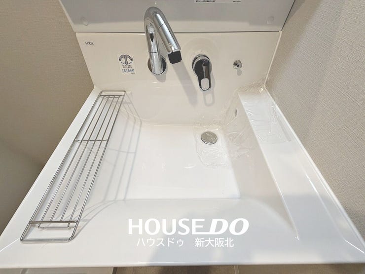 ■デザイン性の高い洗面化粧台は人気の壁付け水栓が採用されています!
■壁付け水栓はスタイリッシュなだけでなく、水垢がたまりにくいため日常のお手入れが格段に楽になりますよ♪