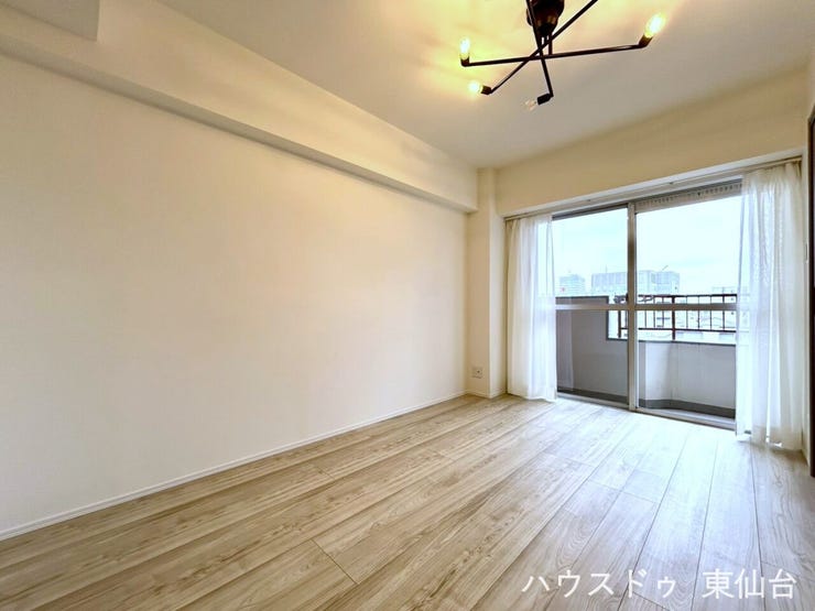 視線がバルコニーに抜ける開放感のある洋室です♪