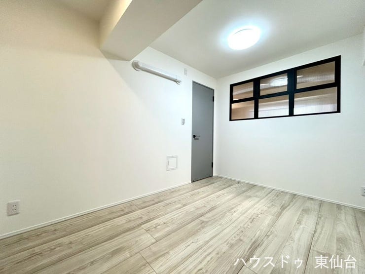 窓もインテリアの一部のような、おしゃれなお部屋です♪