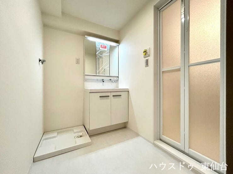うれしい三面鏡♪細かいものが増えがちな水回りに豊富な収納がうれしいですね♪
毎朝を快適に迎えられそうです♪