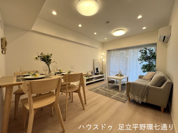【リビング】
ダイニングとリビングをゆるやかに分けて使える空間。大きな窓から光が入り、明るく開放的です。