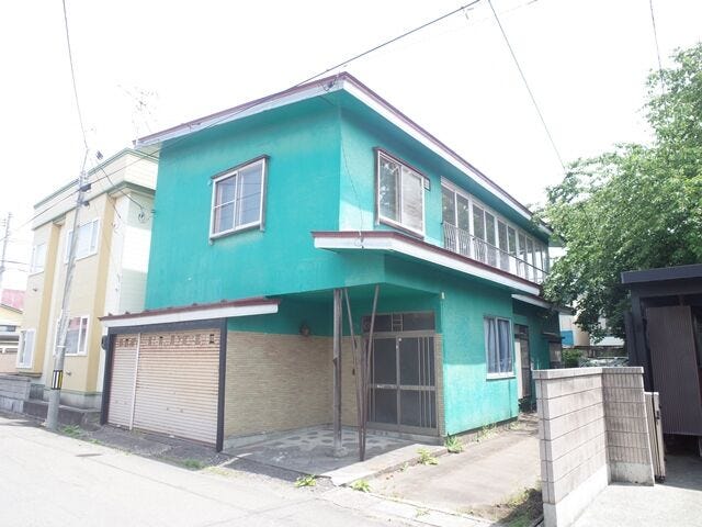 【外観】
解体更地渡し、42坪整形地です。