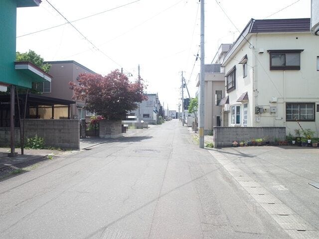 区画整理された街並みで道幅も見通しも良く、徒歩・車ともに安心して移動できるエリアです。