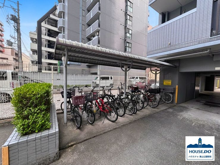 駐輪場は屋根付きです。