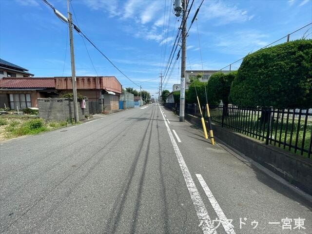 ≪東側北向き 幅約8.0m≫
小学校の前の道路にはハンプ(減速帯)が設置されており、通過車両の速度が抑えられやすくなっています。
