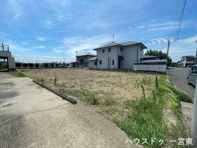 ≪東側土地≫
公道幅員約9.5mを挟んで東側にあるお土地です。小学校すぐそば、スーパーや薬局も近く利便性のよい立地です。