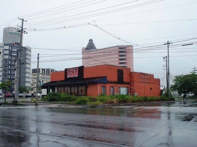 【外観】
平家建て94坪の事業用物件!観光通りの角地で視認性抜群。酒類を提供しないレストランとして営業可能です。