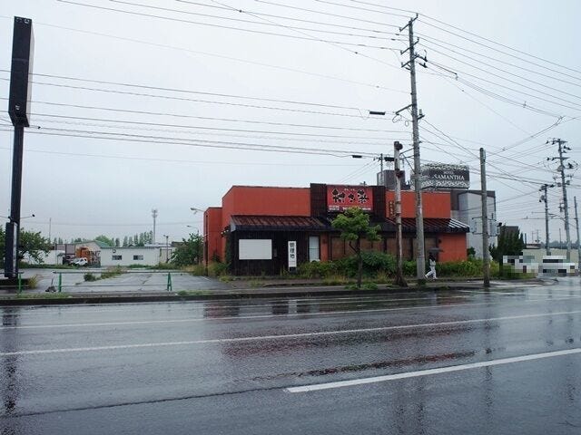 車での来店がしやすく、バス路線も充実した交通利便の高い立地。幅広い客層が利用しやすい環境です。