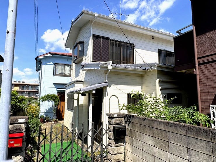【外観】
白を基調とした温かみのある外観が、道行く人の目を引く住まいです。玄関へのアプローチは緑に囲まれ、日々の帰宅時にほっと安らぎを感じさせてくれます。空の青と外壁のコントラストが、街並みに爽やかに映えます。