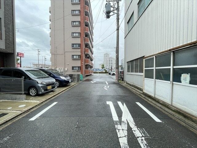 幅員約5.4mの前面道路です。車がすれ違うのに安心な道幅です。道幅が広すぎると交通量が増えてしまうのも心配ですので、これぐらいが理想的な道幅なのかもしれませんね。