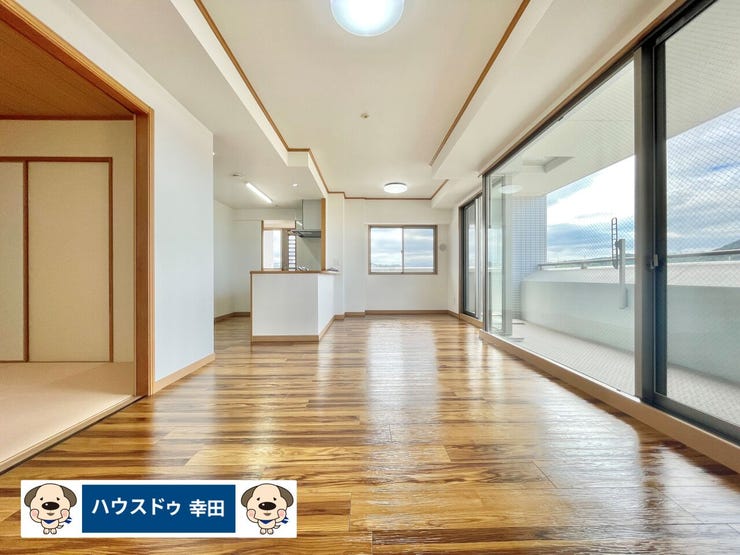 【リビング】
14.39帖のリビング
開放感あふれる空間になっております。