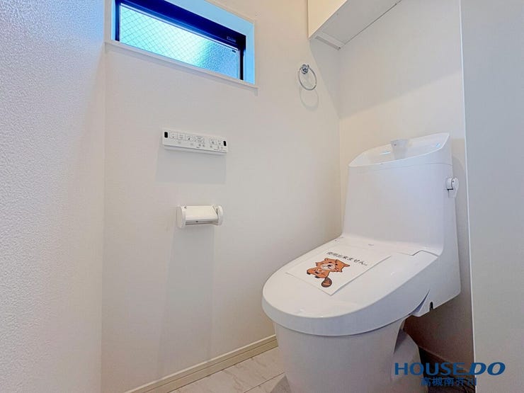 2階にも温水洗浄便座付きトイレを完備。朝の混雑時もスムーズに利用でき、小窓からの自然換気で清潔な空間を維持できます。