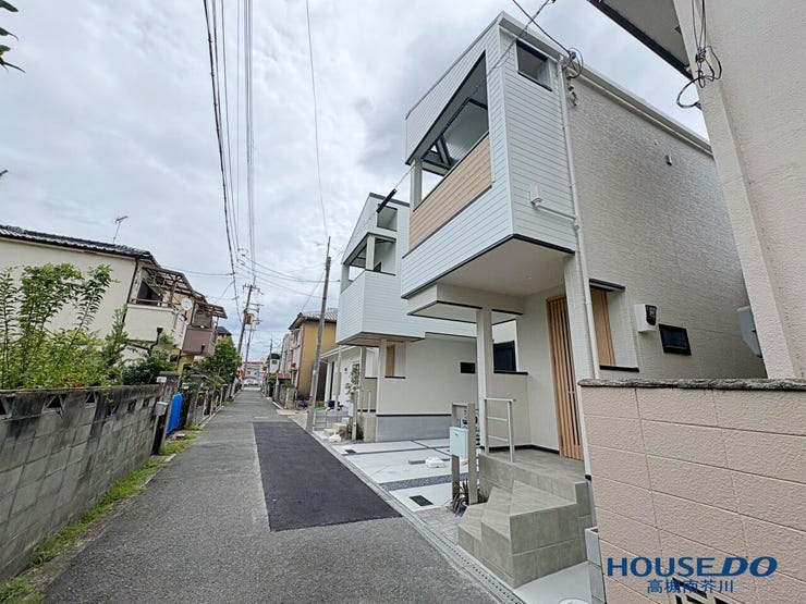 前面道路は閑静な住宅街を通るすっきりとしたアプローチです。落ち着いた周辺環境で、小さなお子様がいるご家庭も安心です。