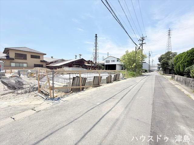 北側公道幅約5.4m。車がすれ違える道幅です。交通量が少なく、歩行者や自転車が通っていても安心です。