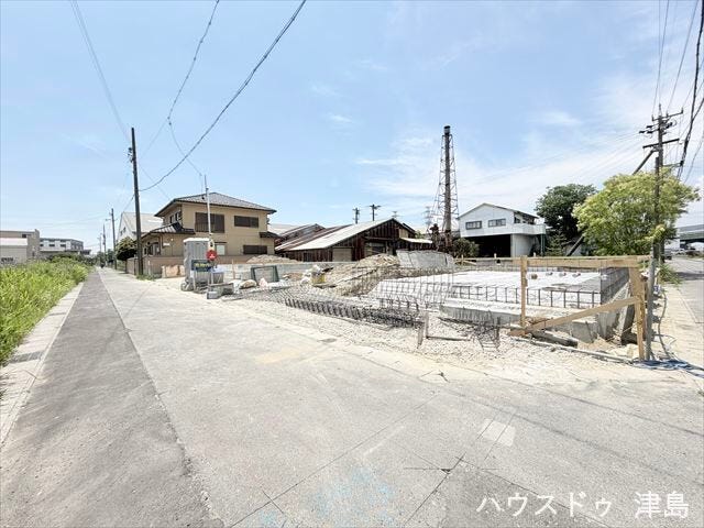 東側公道幅約4.2m。普通車が1台通れる道幅です。大型車の通行が少ないので振動や騒音が抑えられます。