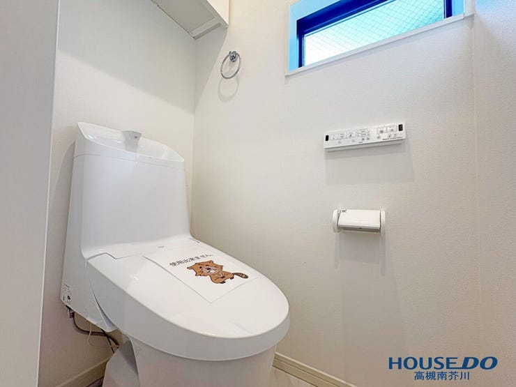 小窓からの採光と清潔感があふれる2階のトイレです。といれが2か所あるので朝の忙しい時間でも安心です。