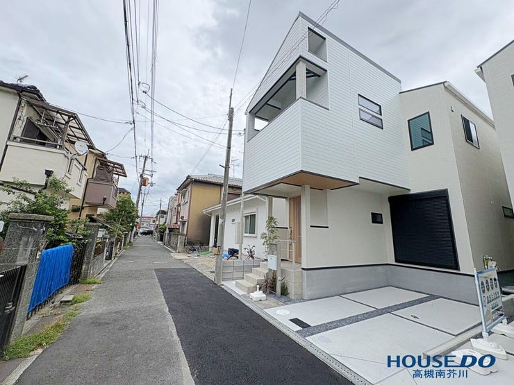 前面道路は幅員約4.0mで舗装されています。平坦で視界が開けており、お子様の通学や毎日のお車の出入庫もスムーズにおこなえます。