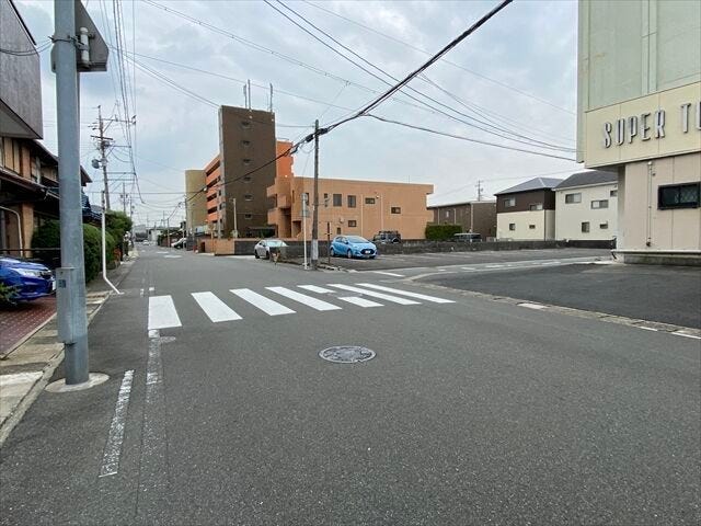 車の出し入れもしやすく、また配達などの車が停まっていても通行出来る道幅となっています。
