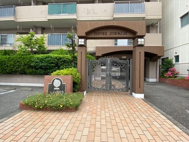 エントランスです。外観も手入れされているためいつでもお客様に自慢のできるマンションです。