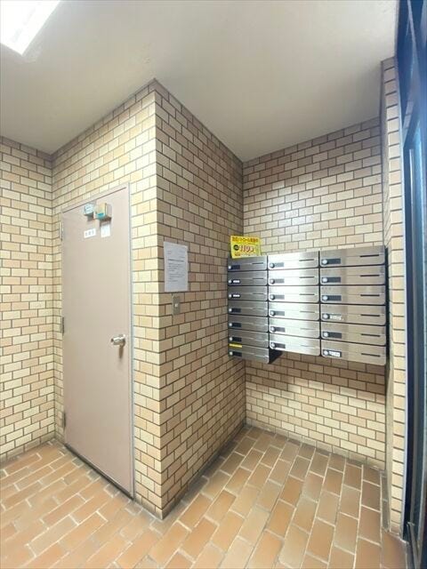エントランス部分に集合ポストを設置することで、外部の人間の侵入を防ぐことができ、治安もより向上しますね。