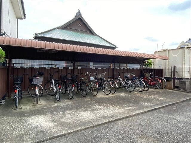 駐輪場には屋根もついているので多少の雨にさらされる心配がありません。各入口近くにそれぞれ設置されているためお出かけもスムーズです。