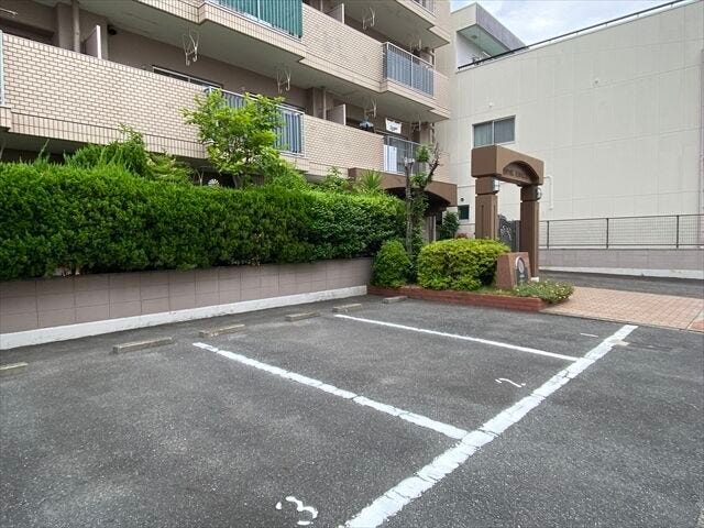 平面駐車場があるので、大切な愛車も敷地内の目の行き届く場所で保管することができます。(駐車場につきましてはお問合せ下さいませ)