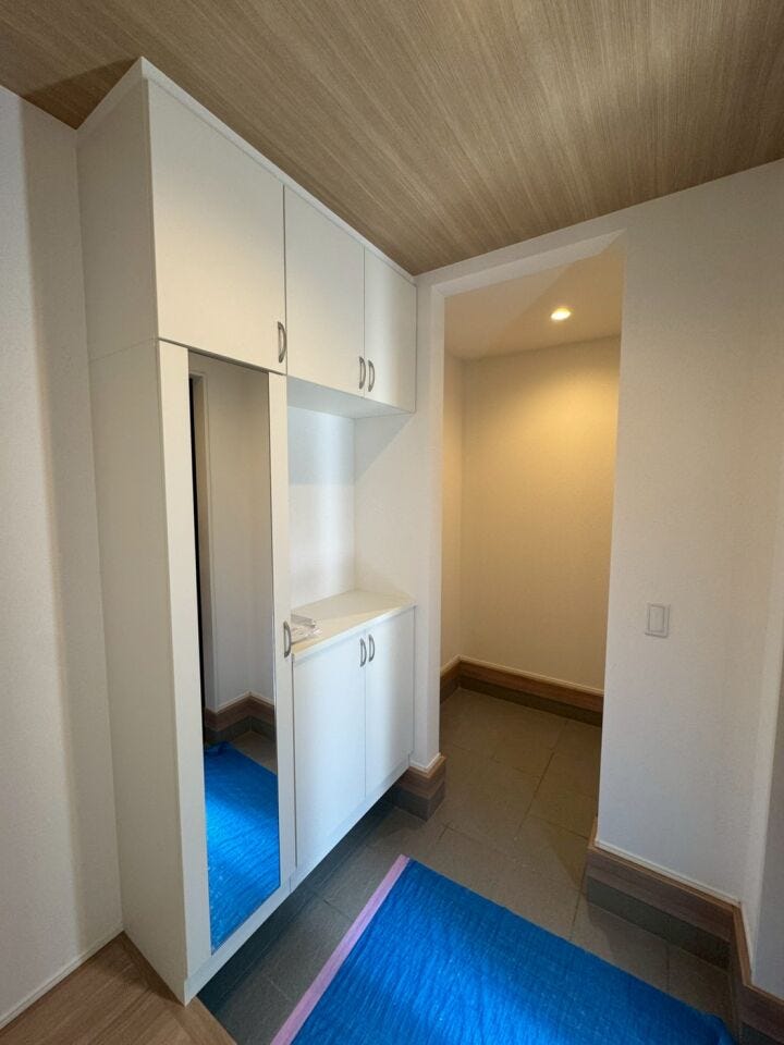 全身鏡付きのシューズボックス
