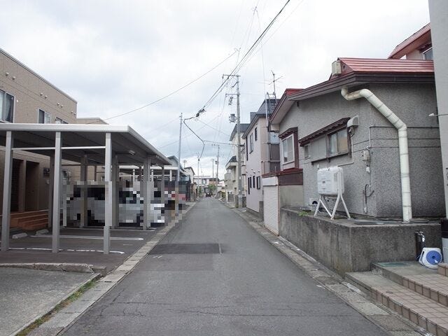 旭町通りから約80m入った立地。青森駅まで徒歩27分です。