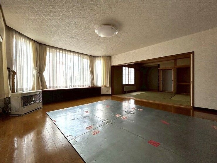 大きな窓からたっぷりと陽光が降り注ぐ、明るく開放的なリビング。広々とした空間で、ご家族みんなでゆったりとくつろげます。