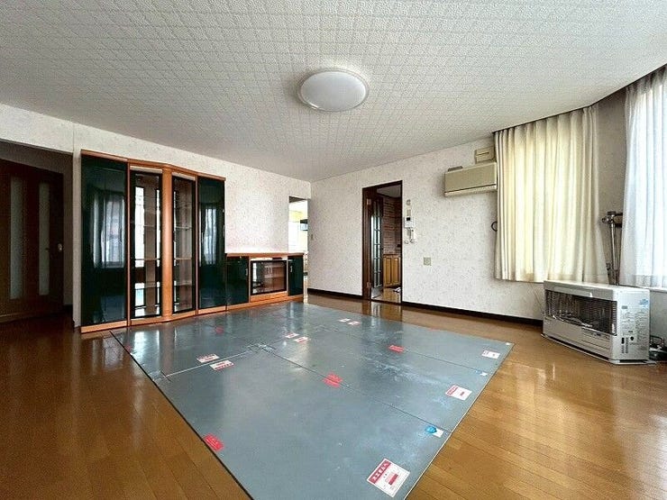 柔らかな日差しが差し込む心地よい空間。お気に入りのインテリアを揃えて、ご家族だけのくつろぎの時間を過ごせる場所です。