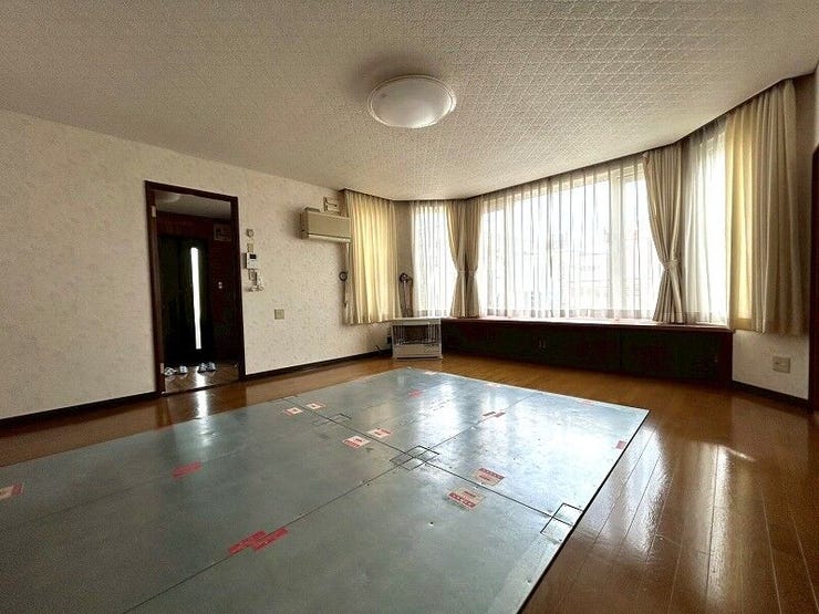 上品な窓辺が、お部屋全体をワンランク上の空間に演出。毎日の生活が少し特別に感じられる、こだわりの造りです。