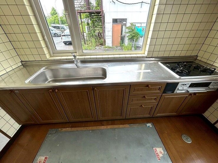 シンクの正面に窓があり、手元が明るく換気も良好なキッチン。匂いがこもりにくく、毎日のお料理の時間を快適にサポートします