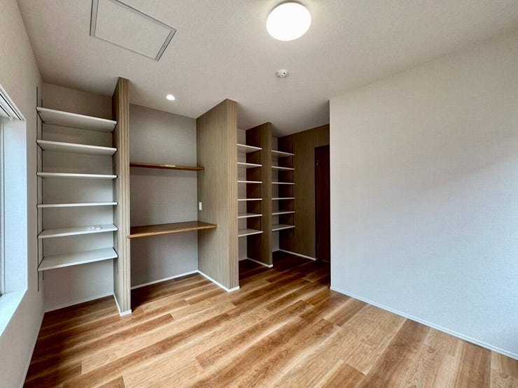 【Bedroom】可動棚付きで収納力も充実。カウンターはデスクやディスプレイスペースとしても活躍します。